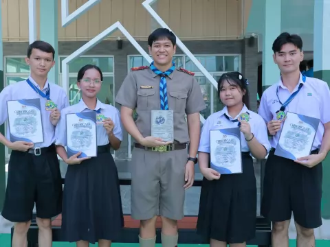 มอบเหรียญรางวัลพร้อมเกียรติบัตรให้กับนักเรียนและคุณครู