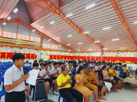 กิจกรรมถวายเทียนพรรษาแด่พระภิกษุสงฆ์ในพุทธศาสนก่อนเทศกาลเข้าพรรษ