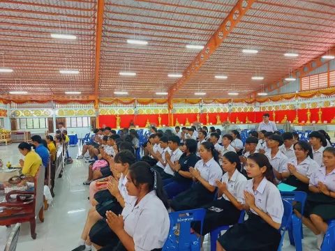 กิจกรรมถวายเทียนพรรษาแด่พระภิกษุสงฆ์ในพุทธศาสนก่อนเทศกาลเข้าพรรษ