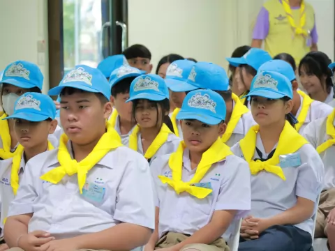 พิธีมอบสิ่งของพระราชทาน ๙๐๔ วปร. ผ้าพันคอ และหมวกจิตอาสา