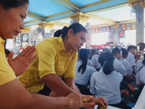 กิจกรรมถวายเทียนพรรษาแด่พระภิกษุสงฆ์ในพุทธศาสนก่อนเทศกาลเข้าพรรษ